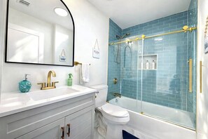 Shower, hair dryer, towels, soap - Luxury Beach Villa Near NYC (Keansburg)