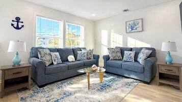 Smart TV, tavolo da calcetto, tavolo da ping pong