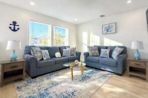 Smart TV, tavolo da calcetto, tavolo da ping pong