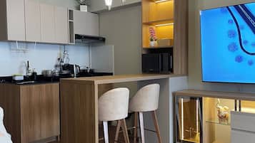 Tabla de planchar con plancha, wifi y ropa de cama