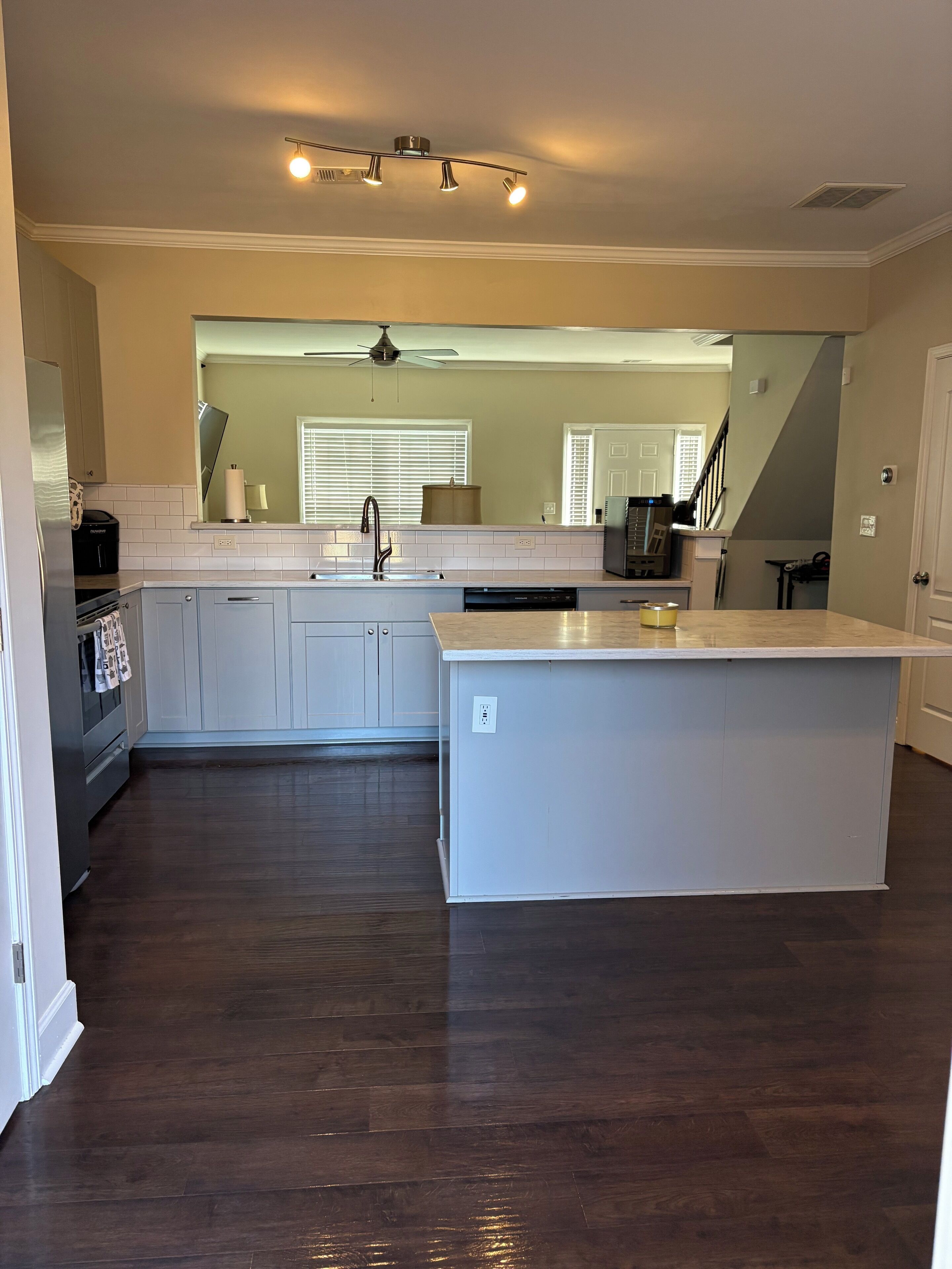 Jääkaappi, mikroaaltouuni, uuni, liesi