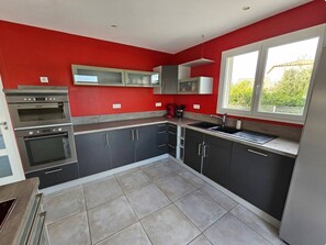 Fridge, microwave, oven, stovetop - Cléa and Maé's villa in the heart of nature (Saint-Théodorit)