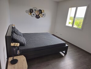 4 bedrooms, desk, iron/ironing board, travel cot - Cléa and Maé's villa in the heart of nature (Saint-Théodorit)