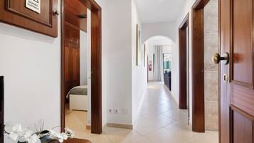 Silitysrauta/-lauta, Wi-Fi, vuodevaatteet