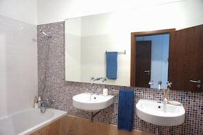 Haartrockner, Handtücher, Toilettenpapier