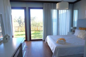 4 bedrooms, iron/ironing board, Internet, bed sheets