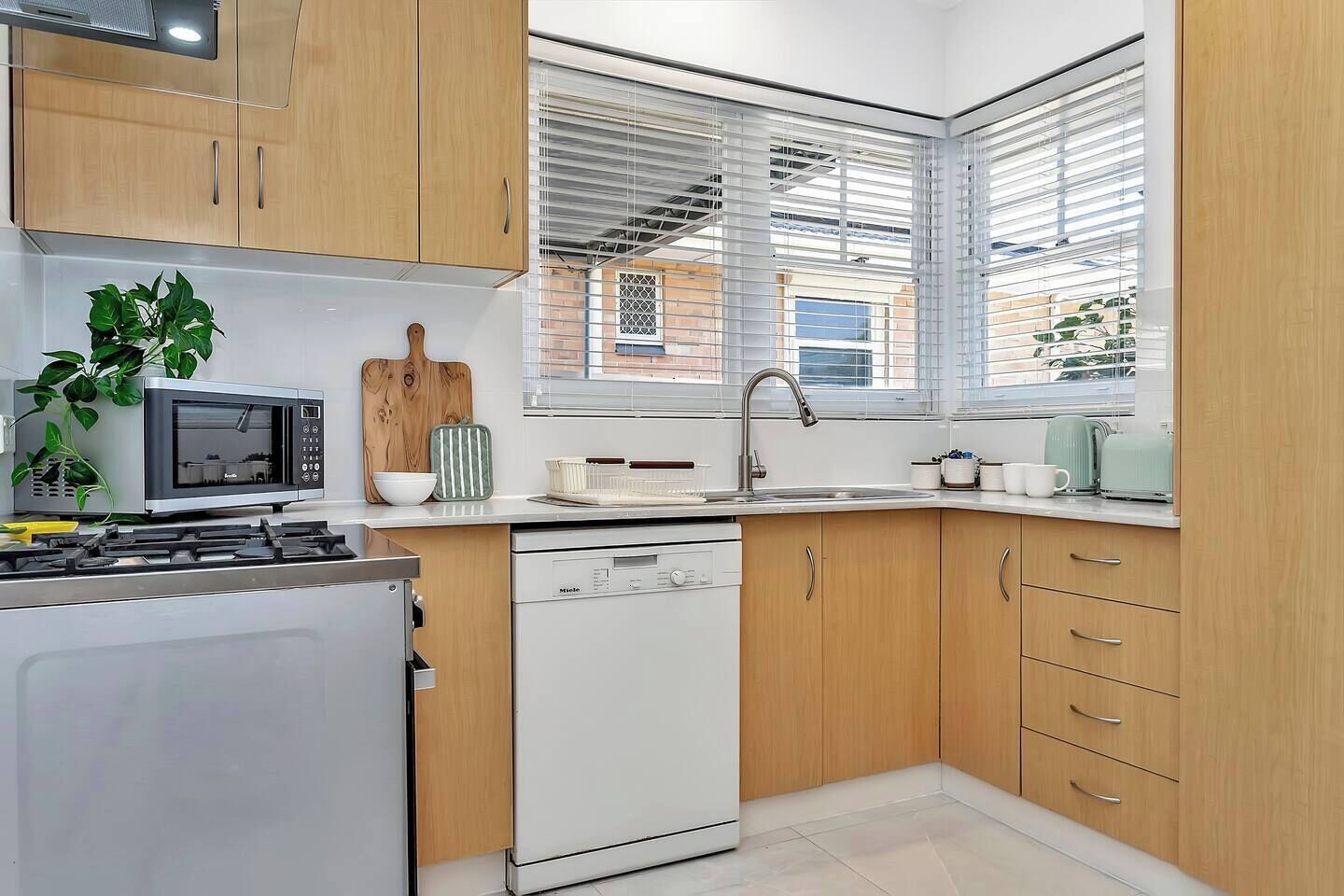 雪櫃、微波爐、焗爐、爐具