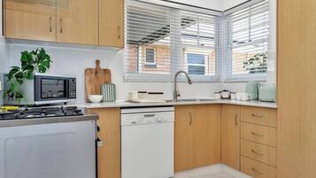 雪櫃、微波爐、焗爐、爐具