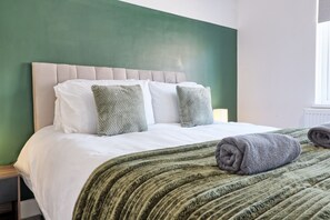 4 bedrooms, iron/ironing board, free WiFi, bed sheets - Spacious Contractor Stay | Homely House | Sleeps 8 | Colchester (Colchester)
