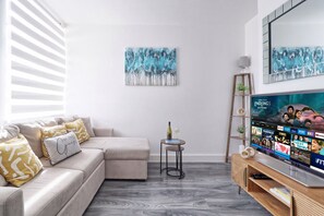 Smart TV - Spacious Contractor Stay | Homely House | Sleeps 8 | Colchester (Colchester)