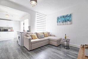 Smart TV - Spacious Contractor Stay | Homely House | Sleeps 8 | Colchester (Colchester)