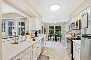 Fridge, microwave, oven, stovetop - 108 Evian | 3BR Shipyard, Golf Views, Pool, Beach (Hilton Head Island)