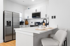 Fridge, microwave, oven, stovetop - Elegant Modern Townhome with Themed Bedrooms Close to Clubhouse (Kissimmee)