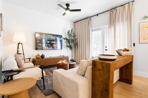 Smart TV - Elegant Modern Townhome with Themed Bedrooms Close to Clubhouse (Kissimmee)