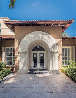 Exterior detail - Modern2-Bedroom Retreat with Tennis Access (Aventura)