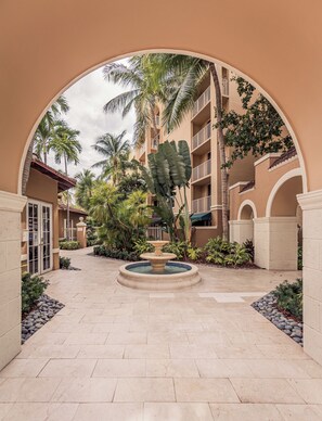 Property grounds - Modern2-Bedroom Retreat with Tennis Access (Aventura)