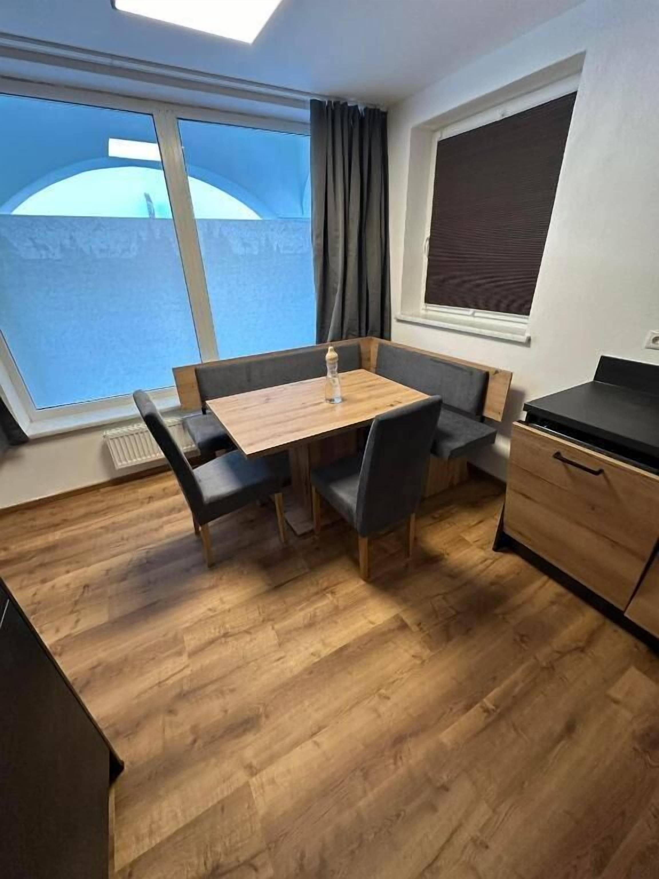 Superior-Apartment, 1 Queen-Bett und Schlafsofa, Küche, Bergblick | Speisen