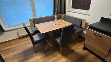 Superior-Apartment, 1 Queen-Bett und Schlafsofa, Küche, Bergblick | Speisen