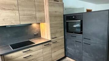 Superior appartement, 1 queensize bed met slaapbank, keuken, uitzicht op bergen | Privékeuken | Een kinderstoel