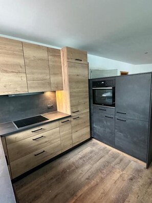 Superior-huoneisto, 1 keskisuuri parisänky ja vuodesohva, keittiö, vuoristonäköala | Yksityinen keittiö | Vedenkeitin, syöttötuoli