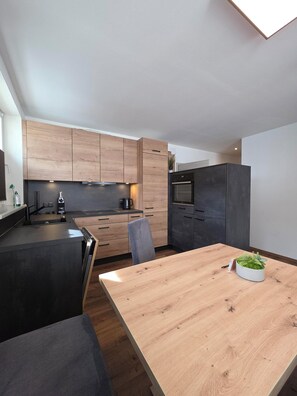 Superior-Apartment, 1 Queen-Bett und Schlafsofa, Küche, Bergblick | Kostenloses WLAN