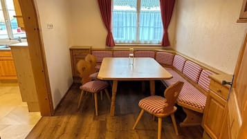 Deluxe Apartment, 2 Bedrooms, Balcony, Mountain View | Dining