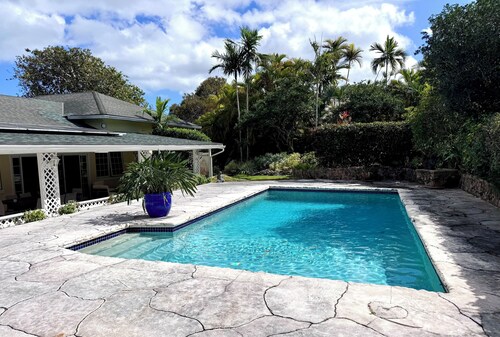 Skyline Heights House: Tropical Oasis with Private Pool
