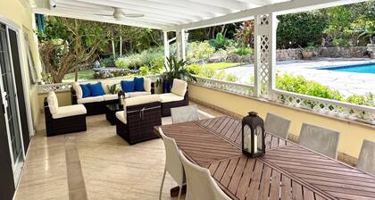 Skyline Heights House: Tropical Oasis with Private Pool