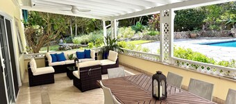 Skyline Heights House: Tropical Oasis with Private Pool