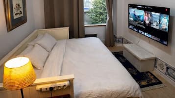 Een strijkplank/strijkijzer, wifi, beddengoed