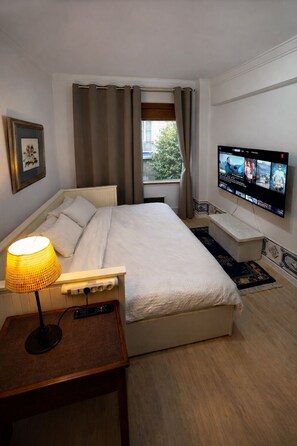 Tabla de planchar con plancha, wifi y ropa de cama 