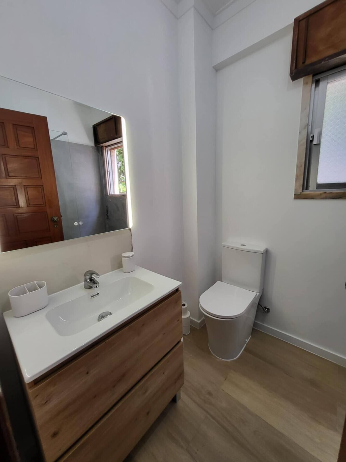 Een douche, een haardroger, handdoeken, zeep