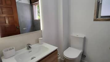 Een douche, een haardroger, handdoeken, zeep