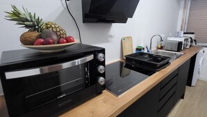 Cafetera o tetera, frigorífico, microondas y horno