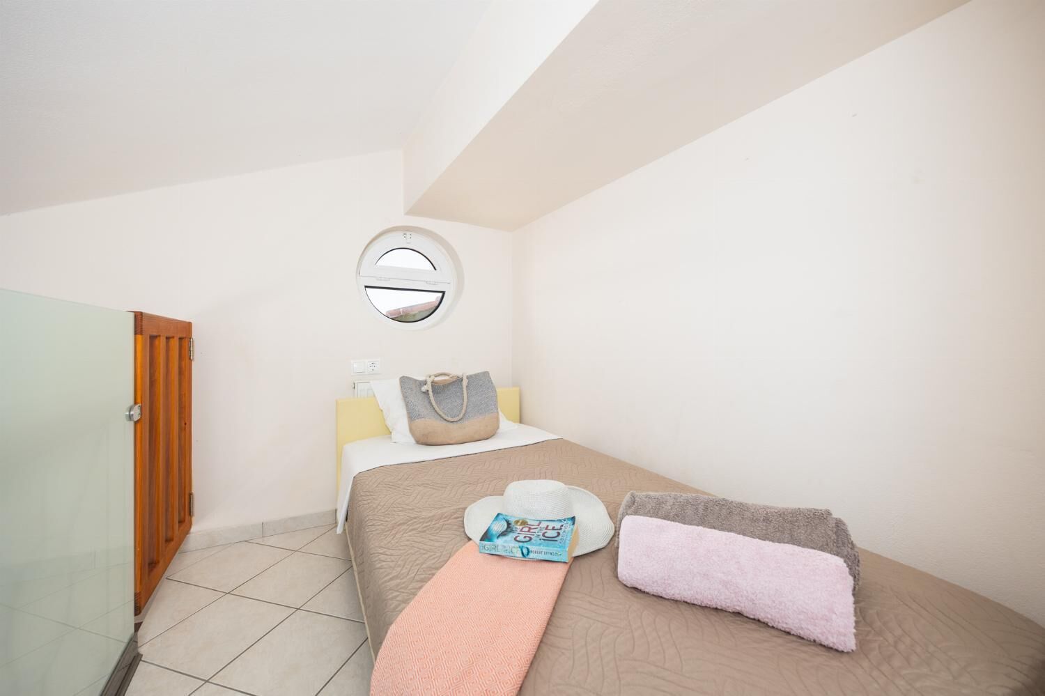 5 bedrooms, iron/ironing board, WiFi, bed sheets