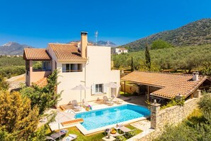 Pool - Villa Korini - Four Bedroom Villa, Sleeps 9 (Achlades)