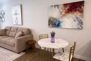 TV - Downtown Eau Claire 1BR on S Barstow (Eau Claire)