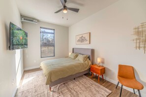 2 bedrooms, WiFi, bed sheets - Luxe 2 Bed Suite | Downtown Comfort + Parking (Eau Claire)