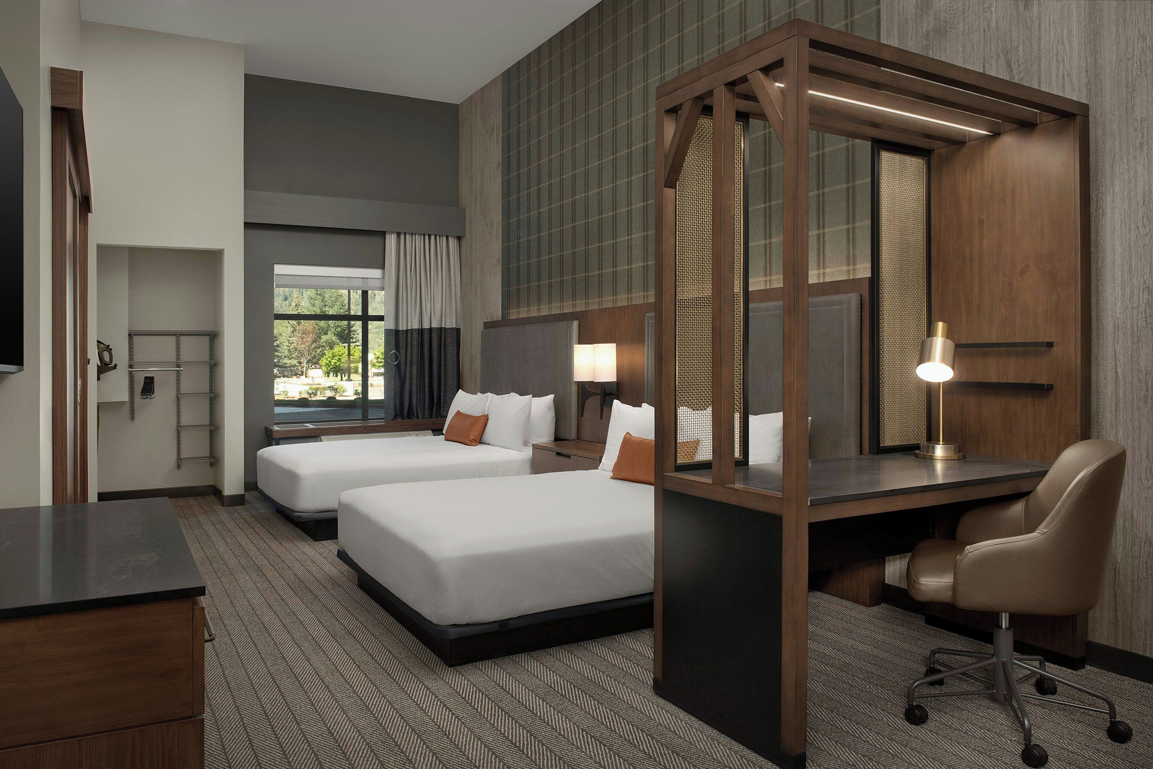Suite, 2 queensize-senger, fjellutsikt | Skrivebord, blendingsgardiner og strykejern/-brett