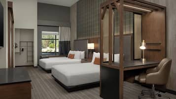 Suite, 2 queensize-senger, fjellutsikt | Skrivebord, blendingsgardiner og strykejern/-brett