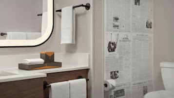 Kostenlose Toilettenartikel, Haartrockner, Handtücher, Seife