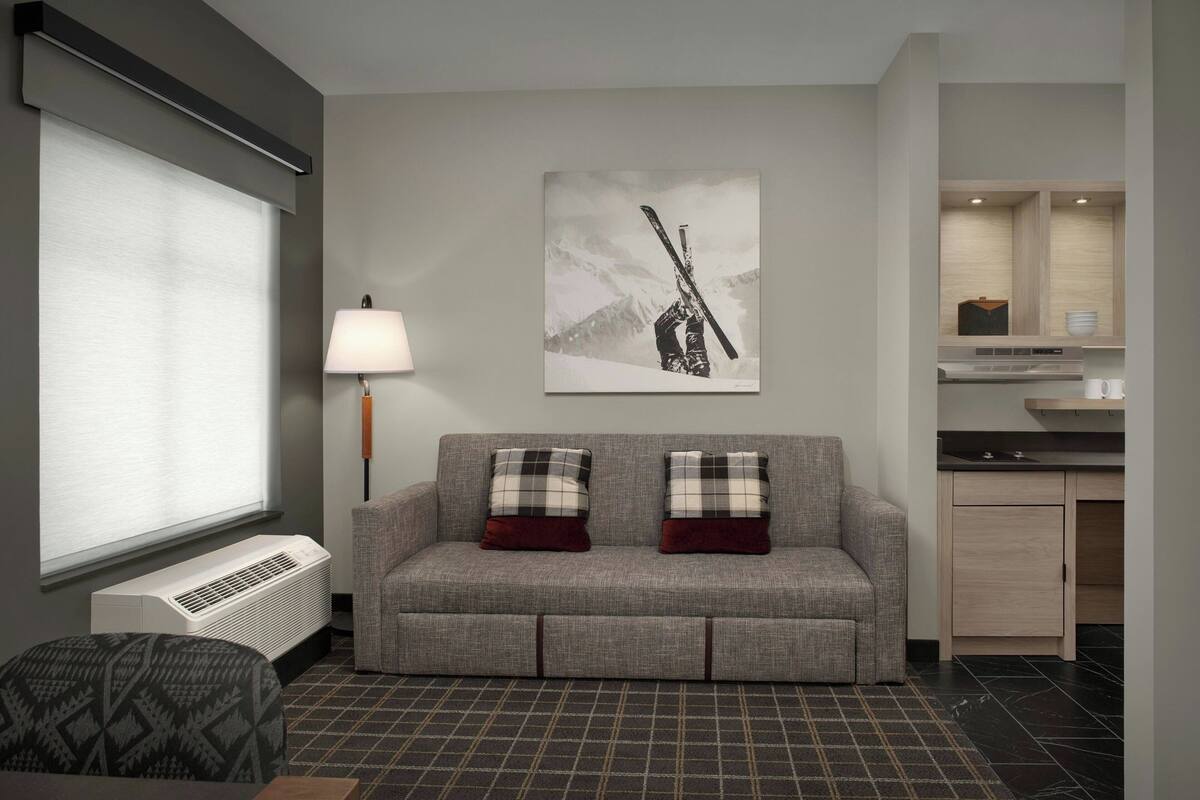 Suite, 1 habitación, vistas a la montaña | Ropa de cama de alta calidad y escritorio