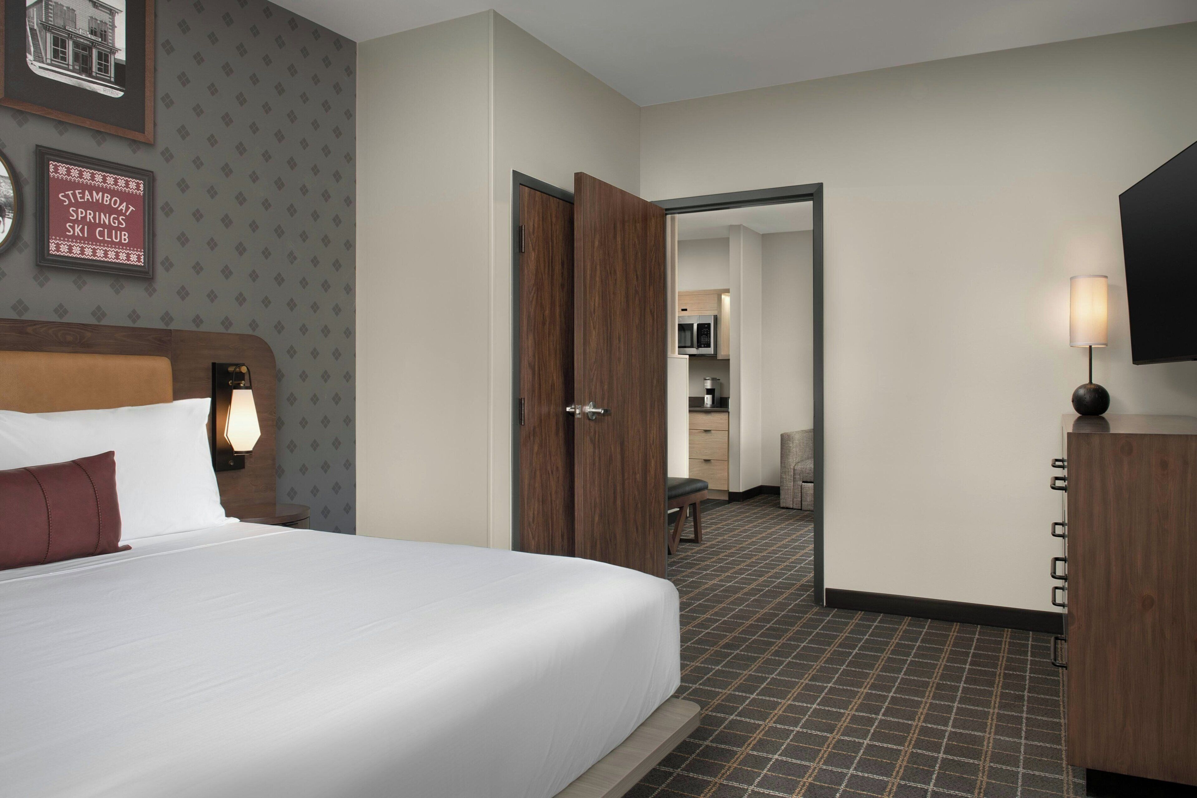 Suite, 1 habitación, vista a la montaña | Ropa de cama de alta calidad y escritorio 