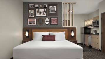 Studio Standar, 1 Tempat Tidur King dengan tempat tidur Sofa, pemandangan gunung | Meja kerja, ruang kerja ramah laptop, dan tirai kedap cahaya