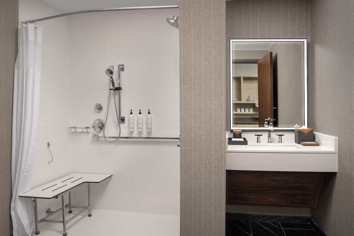 Suite, 1 habitación, vistas a la montaña (Mobility Accessible, Roll-In Shower) | Baño | Artículos de higiene personal gratuitos, secador de pelo y toallas