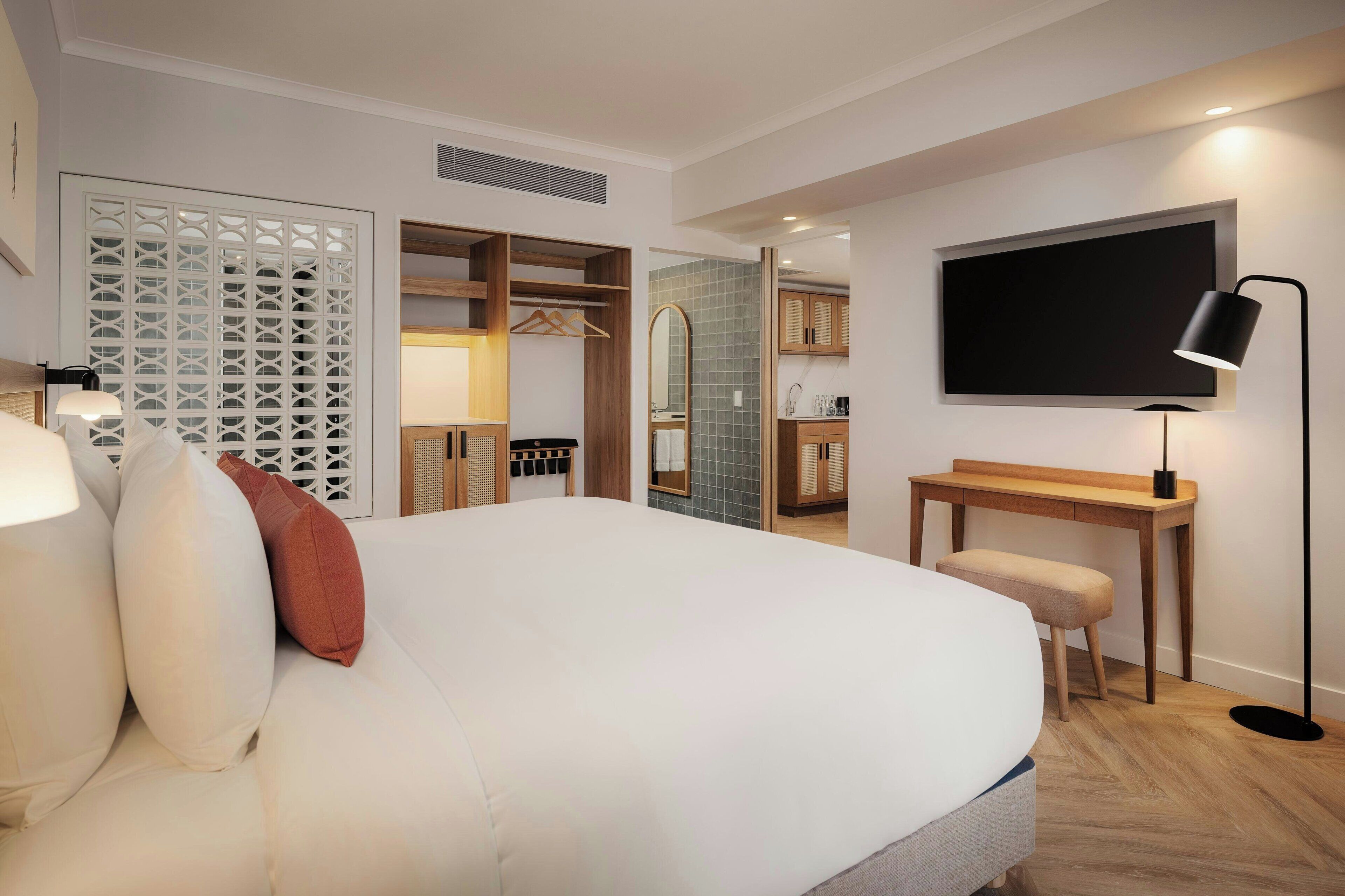 Signature Suite, 1 King Bed with Sofa bed | Premium bedding, down comforters, minibar, in-room safe