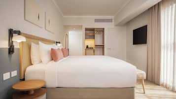 Habitación, 1 cama de matrimonio grande | Ropa de cama de alta calidad, edredones de plumas, minibar y caja fuerte