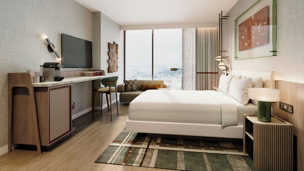 Een moderne hotelkamer met een groot bed, een bureau met een flatscreen televisie, uitzicht op de stad en een groot raam.