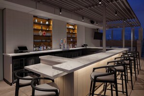 Bar junto a la piscina