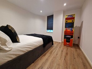 Iron/ironing board, free WiFi - Deluxe Two-Bedroom Vauxhall Apartment (London)